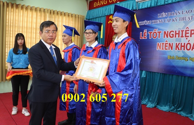 Lễ phục tốt nghiệp được sử dụng trong ngày ra trường