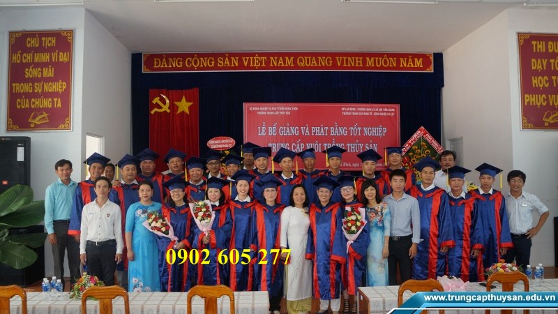 Mặc đồ tốt nghiệp dự lễ ra trường học  sinh cấp 3 ở Bắc Giang